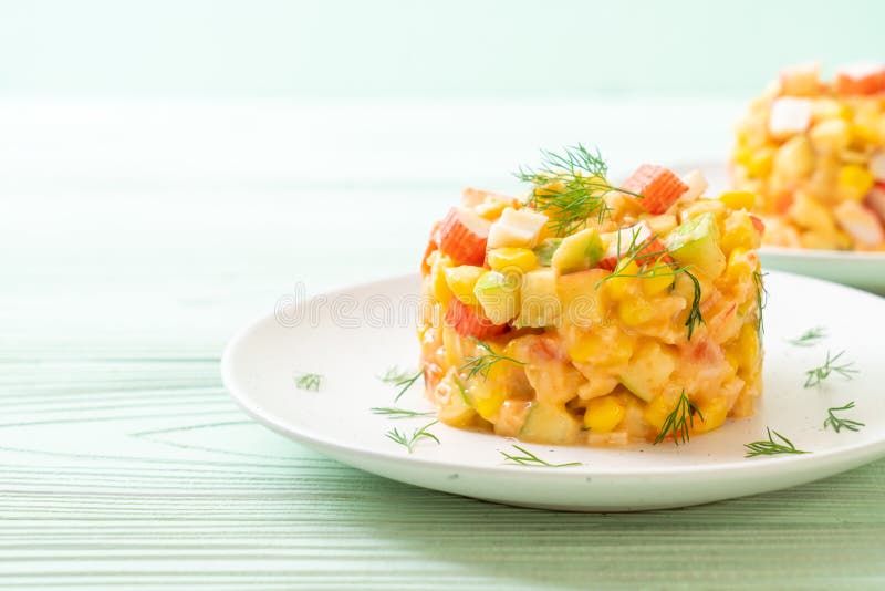 смешанный фруктовый салат с ручкой краба (яблоком, мозолью, папапайей, ананасом стоковые изображения rf