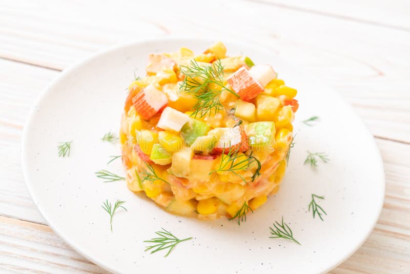 смешанный фруктовый салат с ручкой краба (яблоком, мозолью, папапайей, ананасом стоковое фото rf