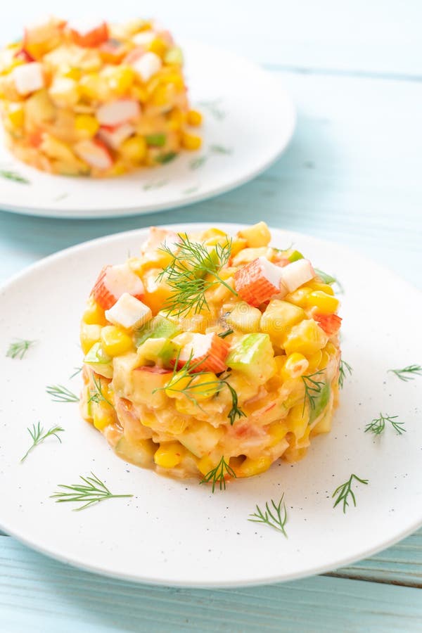 смешанный фруктовый салат с ручкой краба (яблоком, мозолью, папапайей, ананасом стоковые изображения rf