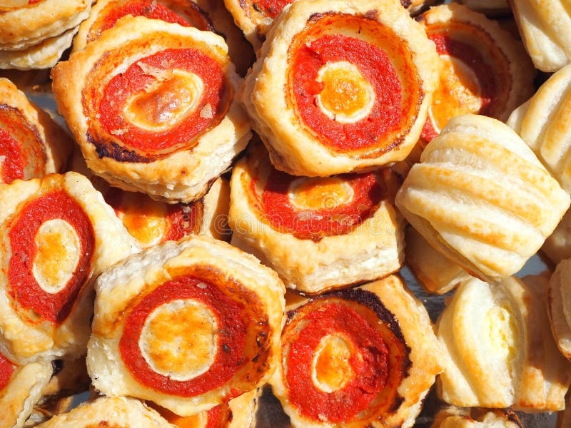 Смешивание очень вкусных закусок и малых пицц сделанных из печенья слойки стоковые изображения Смешивание очень вкусных закусок и малых пицц сделанных из печенья слойки стоковые изображения