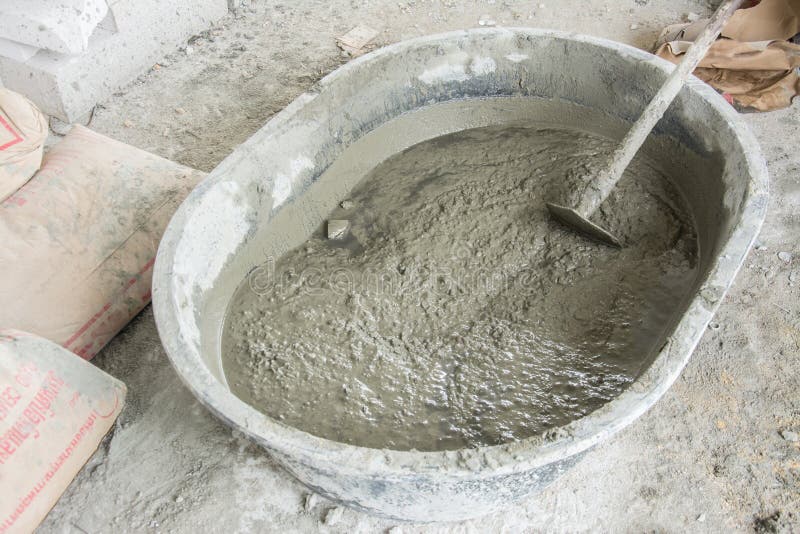 Смешивать цемент в salver стоковое изображение rf Смешивать цемент в salver стоковое изображение rf