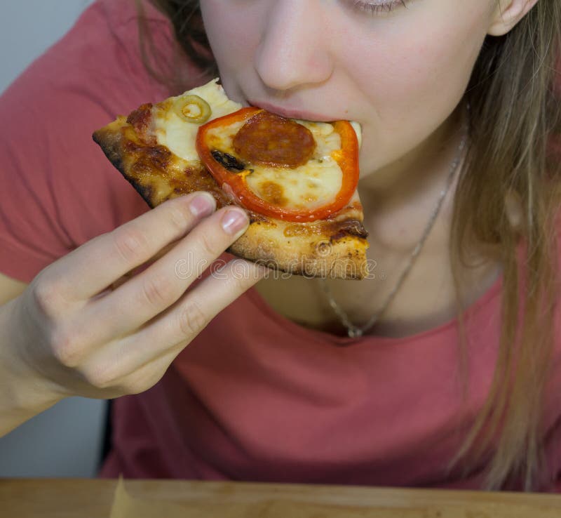 Смешная белокурая девушка в розовой футболке ест pizzaFunny белокурую девушку в розовой футболке ест пиццу стоковая фотография rf Смешная белокурая девушка в розовой футболке ест pizzaFunny белокурую девушку в розовой футболке ест пиццу стоковая фотография rf