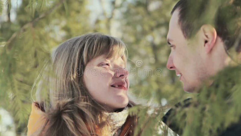 Смешной смеяться над и поцелуй пар акции видеоматериалы