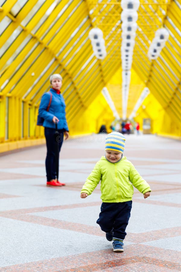 Мама и младенец ждать его полет на авиапорте Стоковое Изображение ...