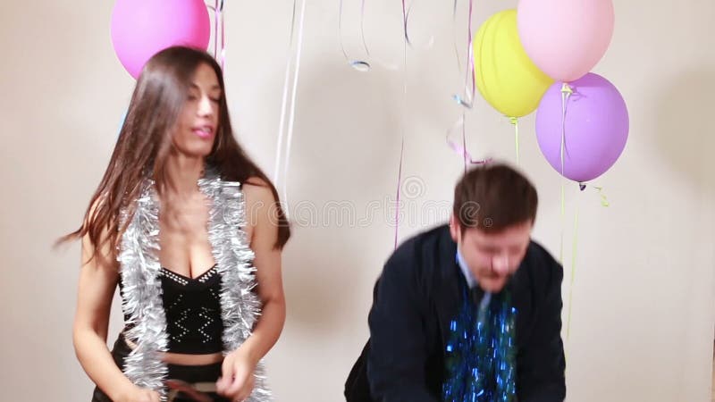Смешные пары играя с упорками в будочке фото сток-видео