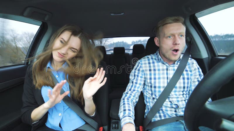 Смешные пары поя и танцуя в автомобиле ехать видеоматериал