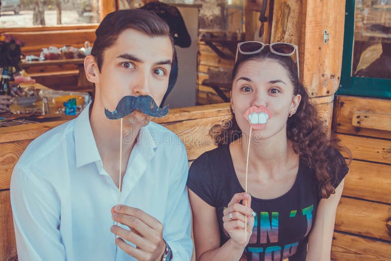 Смешные счастливые пары представляя используя упорки будочки фото Movember стоковые изображения rf