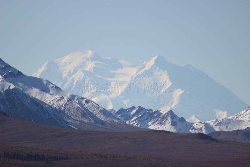 СНЕГ ПОКРЫЛ MT MCKINLEY DENALI АЛЯСКУ ГОР стоковые изображения СНЕГ ПОКРЫЛ MT MCKINLEY DENALI АЛЯСКУ ГОР стоковые изображения