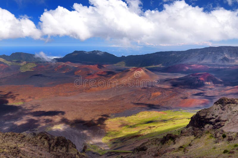 Сногсшибательный ландшафт кратера вулкана Haleakala принятого на Kalahaku обозревает на саммите Haleakala, Мауи, Гаваи стоковое фото Сногсшибательный ландшафт кратера вулкана Haleakala принятого на Kalahaku обозревает на саммите Haleakala, Мауи, Гаваи стоковое фото