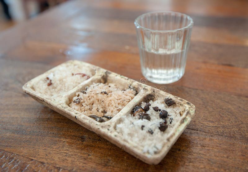 Снятый mezcal и соли de gusano, традиционное мексиканское питье стоковые фотографии rf Снятый mezcal и соли de gusano, традиционное мексиканское питье стоковые фотографии rf