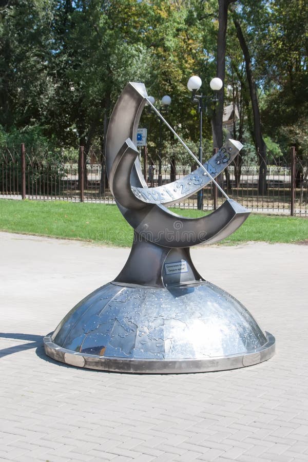 Солнечные часы металла. Metal солнечные часы с картой мира в парке