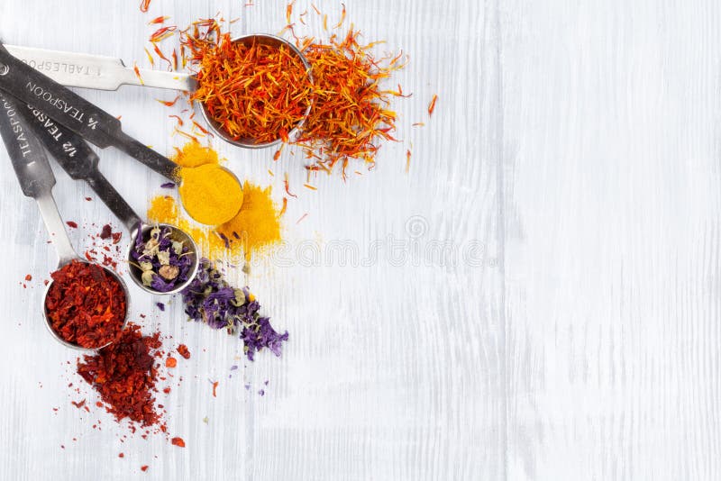 соль rosemary перца листьев трав чеснока cardamon залива spices ваниль стоковые фото соль rosemary перца листьев трав чеснока cardamon залива spices ваниль стоковые фото