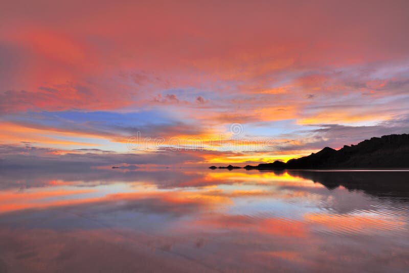 Соль Солнця установленное Uyuni плоское стоковая фотография rf