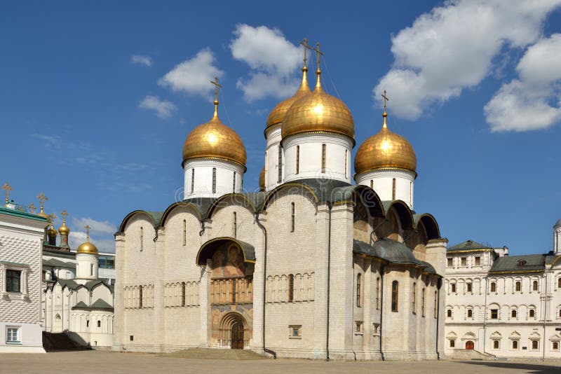 Собор Dormition Москвы Кремля также известный как собор 1475†«1479 предположения на квадрате собора стоковое фото rf Собор Dormition Москвы Кремля также известный как собор 1475†«1479 предположения на квадрате собора стоковое фото rf