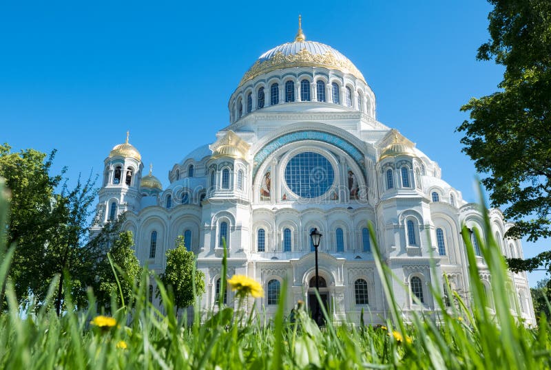 Собор Kronstadt военноморской также известный как военноморской собор St Nicholas в Kronstadt Санкт-Петербурге Россия стоковые фотографии rf Собор Kronstadt военноморской также известный как военноморской собор St Nicholas в Kronstadt Санкт-Петербурге Россия стоковые фотографии rf
