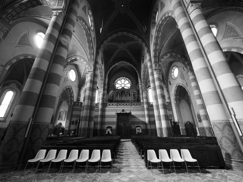 Собор San Lorenzo в Alba в черно-белом. ALBA, ИТАЛИЯ - ОКОЛО ФЕВРАЛЬ 2019: Di San Lorenzo Duomo (собор Св. Лаврентия) в черно-белом