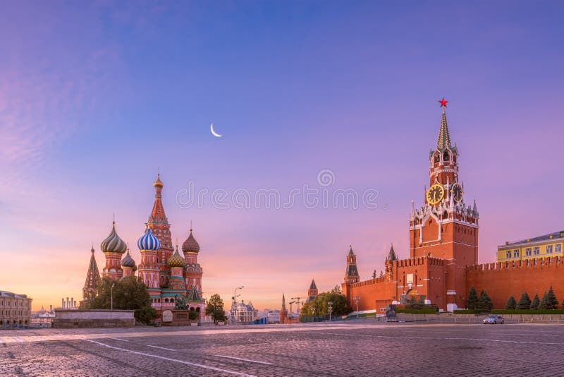 Собор базилика St и башня Spasskaya Москвы Кремля на красной площади стоковое фото rf Собор базилика St и башня Spasskaya Москвы Кремля на красной площади стоковое фото rf