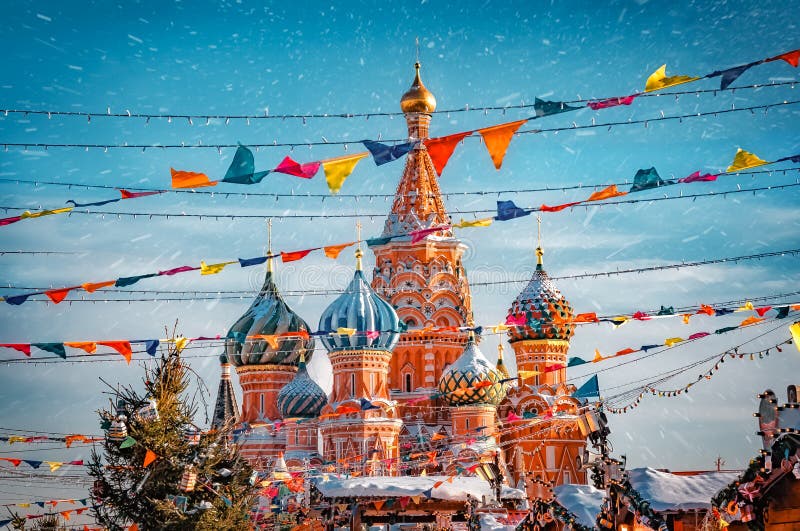 Собор базилика St в Москве Кремле на красной площади Украшенная красная площадь во времени Chrismastide и Нового Года стоковые фотографии rf Собор базилика St в Москве Кремле на красной площади Украшенная красная площадь во времени Chrismastide и Нового Года стоковые фотографии rf