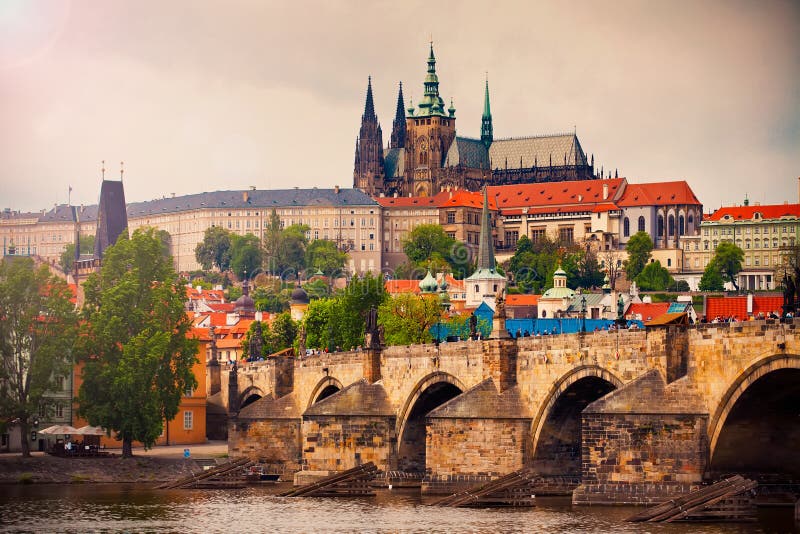 Собор и Карлов мост Vitus Святого в Праге