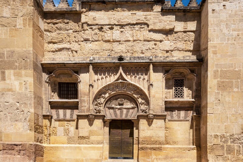Собор мечети в Cordoba, Испании Взгляд фасада внешней стены стоковые фото Собор мечети в Cordoba, Испании Взгляд фасада внешней стены стоковые фото