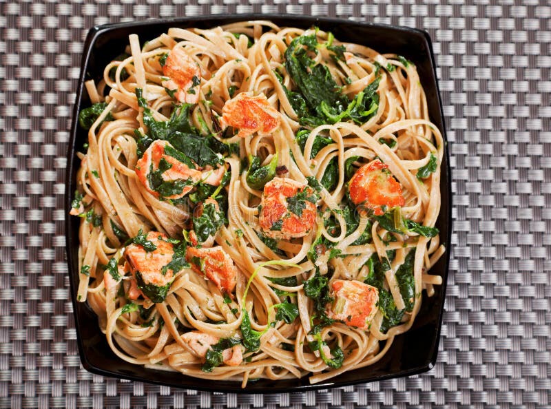 Собрание макаронных изделий - Fettuccine с семгами и шпинатом стоковые изображения rf Собрание макаронных изделий - Fettuccine с семгами и шпинатом стоковые изображения rf
