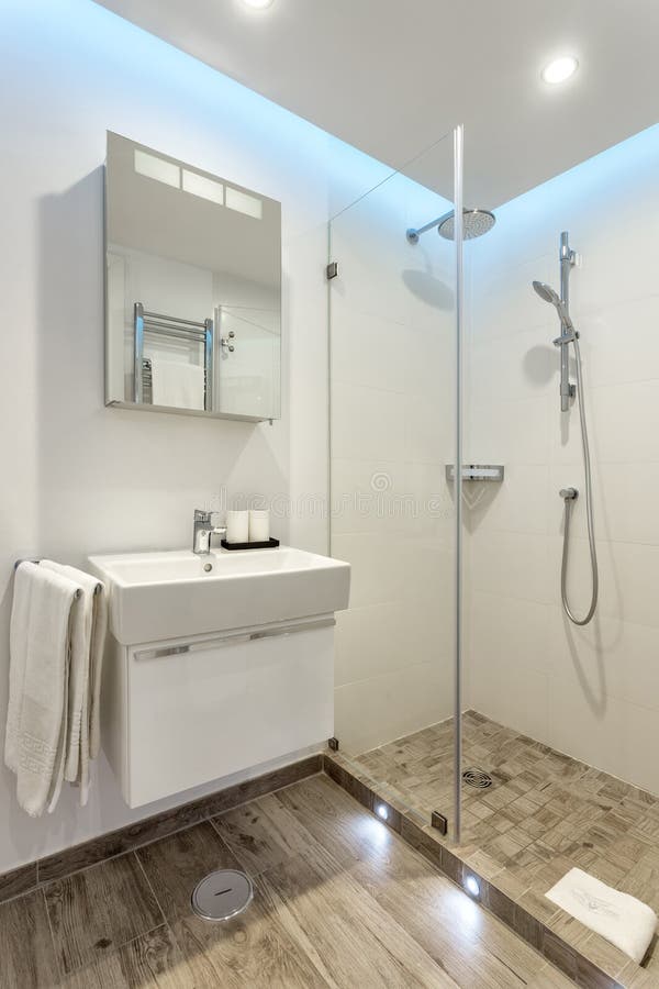 Современная душевая bathroom с туалетом и приятностями стоковое фото rf Современная душевая bathroom с туалетом и приятностями стоковое фото rf
