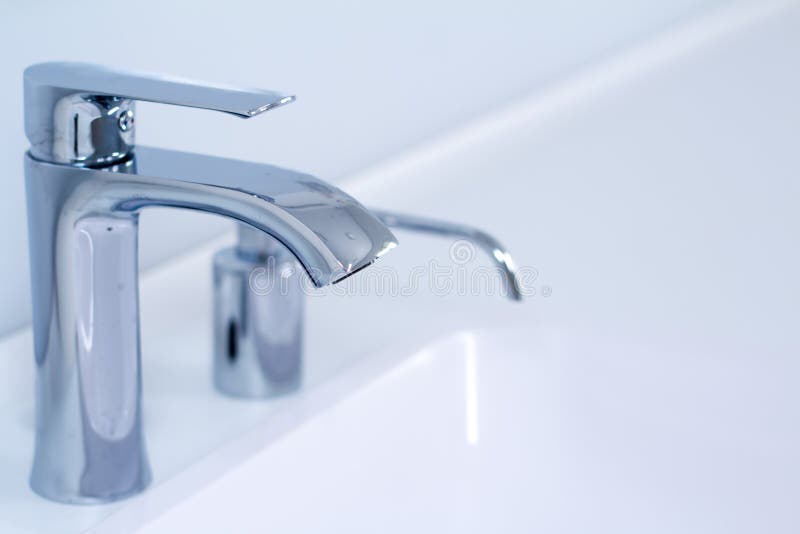 Современная раковина водопроводного крана с faucet в минималистичном стиле и встроенным распределителем мыла в дорогом bathroom п стоковое изображение rf