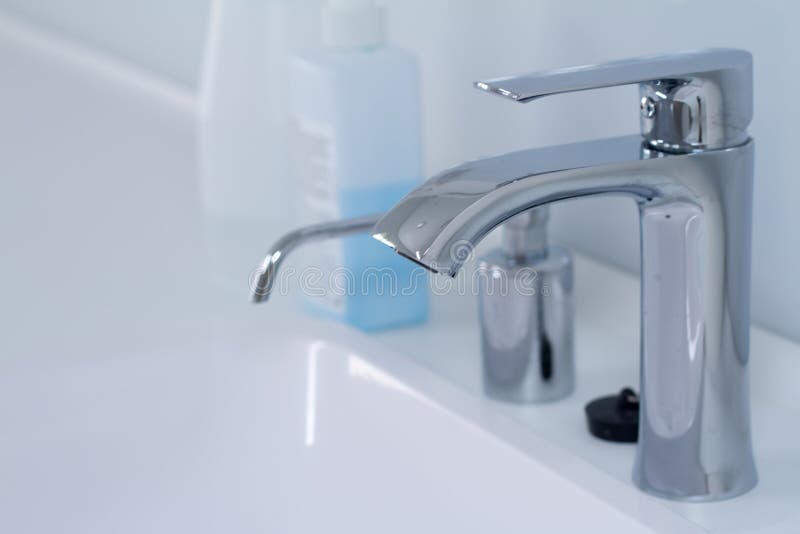 Современная раковина водопроводного крана с faucet в минималистичном стиле и встроенным распределителем мыла в дорогом bathroom п стоковые изображения rf