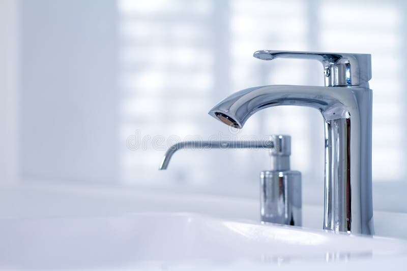Современная раковина водопроводного крана с faucet в минималистичном стиле и встроенным распределителем мыла в дорогом bathroom п стоковая фотография