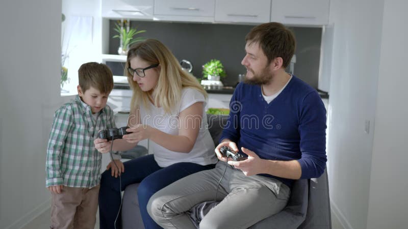 Современное детство, родители с регулятором игры в оружиях учит, что ребенк играет видеоигры