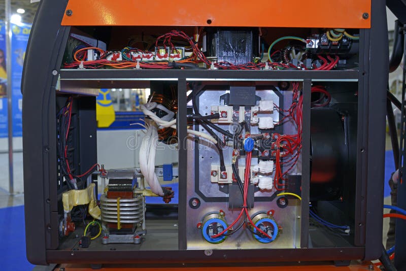 Современная полуавтоматическая сварочная машина, разобранная, блок управления, инвертор, генератор, кабели. Промышленная выставка. стоковые изображения