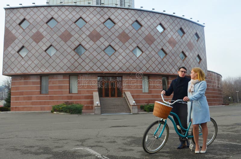 соедините детенышей влюбленности стоковая фотография rf