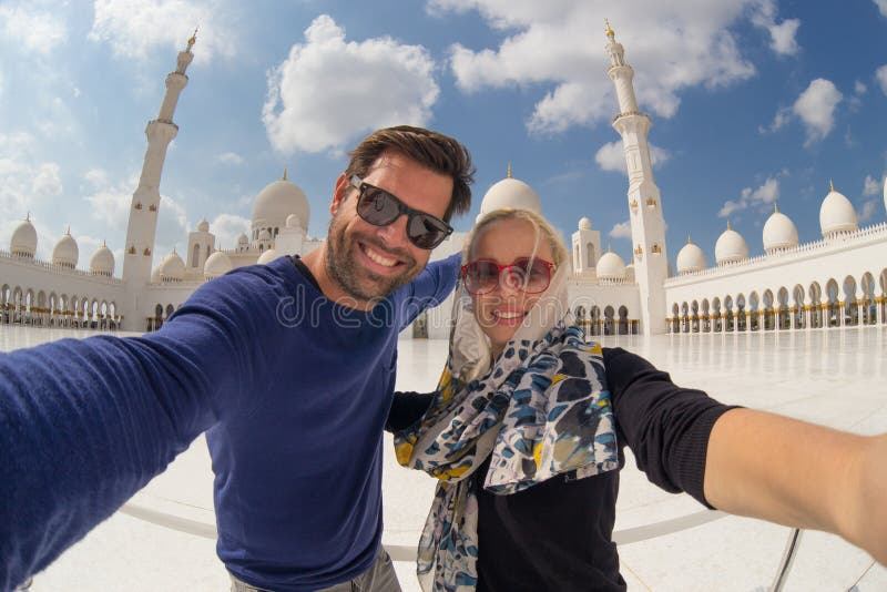 Соедините принимать selfie в шейхе Zayed Грандиозн Мечети, Абу-Даби, Объединенных эмиратах стоковые фотографии rf Соедините принимать selfie в шейхе Zayed Грандиозн Мечети, Абу-Даби, Объединенных эмиратах стоковые фотографии rf