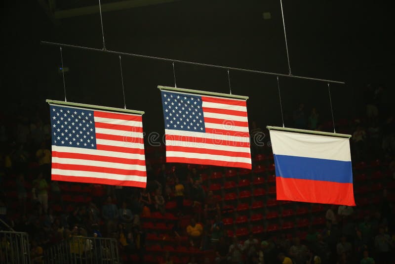 Соединяет флаги положений и Российской Федерации поднятые во время women& x27; s все-вокруг церемонии медали гимнастики на Рио 20 стоковое фото rf Соединяет флаги положений и Российской Федерации поднятые во время women& x27; s все-вокруг церемонии медали гимнастики на Рио 20 стоковое фото rf