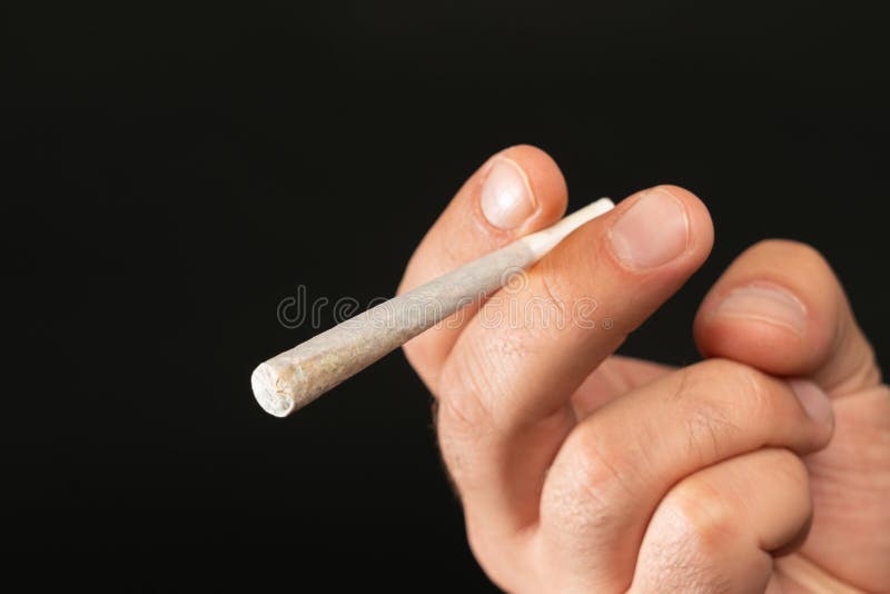 Соединение конопли человека smokeing стоковые фотографии rf Соединение конопли человека smokeing стоковые фотографии rf