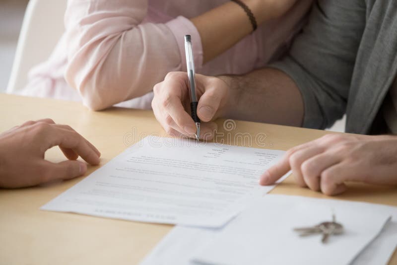 Соедините договор на покупку продажи подписания арендный покупая арендующ hou стоковая фотография Соедините договор на покупку продажи подписания арендный покупая арендующ hou стоковая фотография