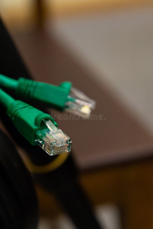 Соединитель зеленого цвета кабеля контакта rj45 провода пластиковый на расплывчатой предпосылке дизайна компьютера стоковое изображение rf Соединитель зеленого цвета кабеля контакта rj45 провода пластиковый на расплывчатой предпосылке дизайна компьютера стоковое изображение rf