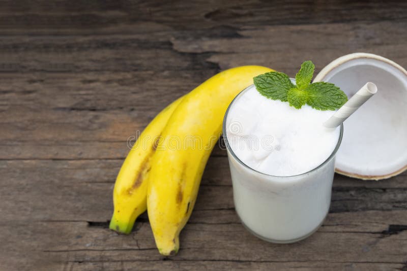 Сок smoothies свежего коктейля кокоса банана ванильный и белый напиток плода банана здоровые вкус yummy в стекле стоковое изображение rf Сок smoothies свежего коктейля кокоса банана ванильный и белый напиток плода банана здоровые вкус yummy в стекле стоковое изображение rf