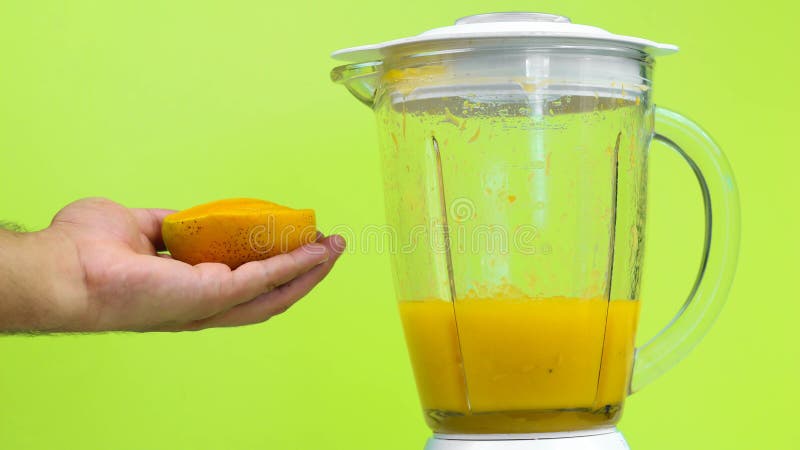 сок манго с blender, на зеленой предпосылке стоковая фотография rf сок манго с blender, на зеленой предпосылке стоковая фотография rf