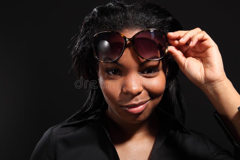 солнечные очки усмешки потехи нося детенышей женщины
