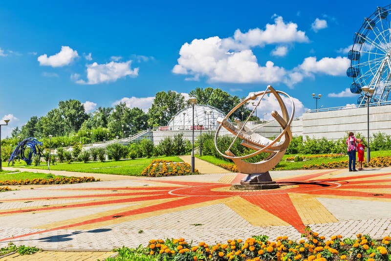 Солнечные часы в парке большого планетария Новосибирска стоковые фото