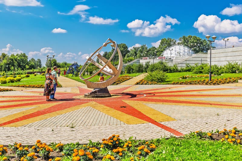 Солнечные часы в парке большого планетария Новосибирска стоковое фото rf