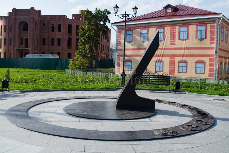 Солнечные часы на фронте Городской пейзаж стоковое фото