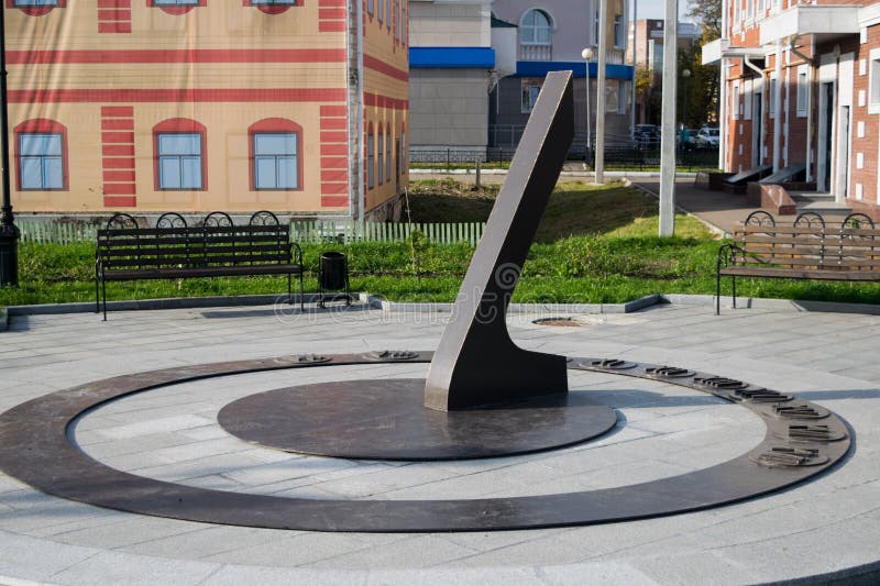 Солнечные часы на фронте Городской пейзаж стоковые изображения