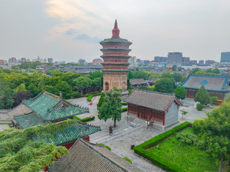 солнечный летний день в геологическом парке yonghe yellow river snake bend в линфэн-шаньси стоковые изображения rf