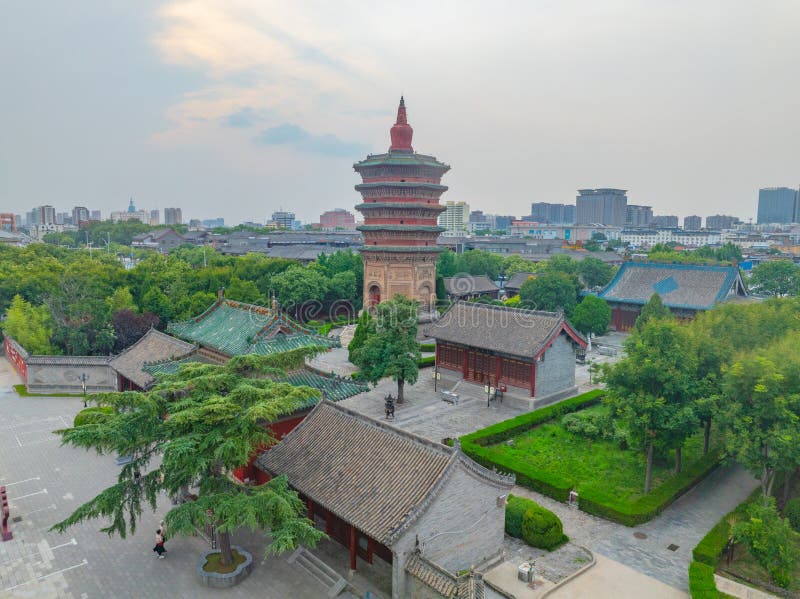 солнечный летний день в геологическом парке yonghe yellow river snake bend в линфэн-шаньси стоковые фотографии rf