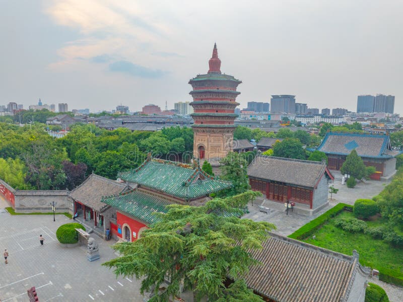 солнечный летний день в геологическом парке yonghe yellow river snake bend в линфэн-шаньси стоковые фотографии rf