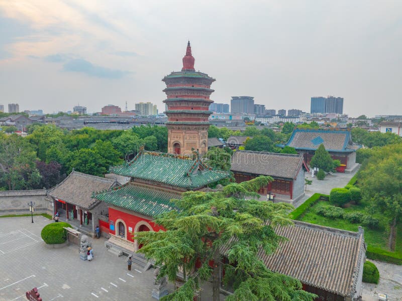 солнечный летний день в геологическом парке yonghe yellow river snake bend в линфэн-шаньси стоковые фото