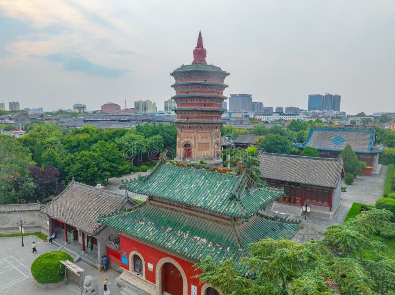 солнечный летний день в геологическом парке yonghe yellow river snake bend в линфэн-шаньси стоковые фото