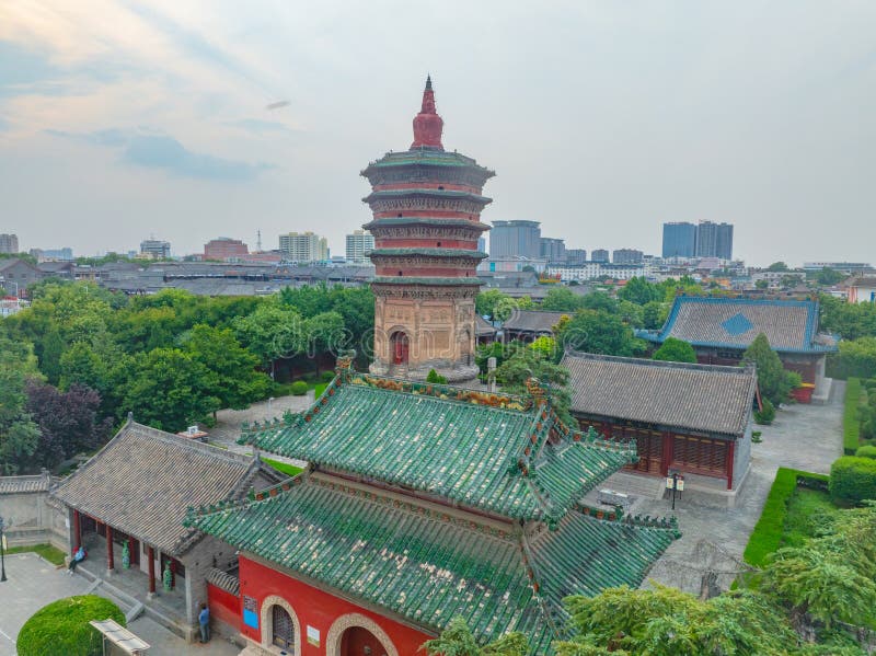 солнечный летний день в геологическом парке yonghe yellow river snake bend в линфэн-шаньси стоковая фотография rf